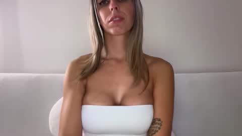 Snapshot of lunarose16 chatting on 10.17.25 lunarose16 online show from 10.17.25