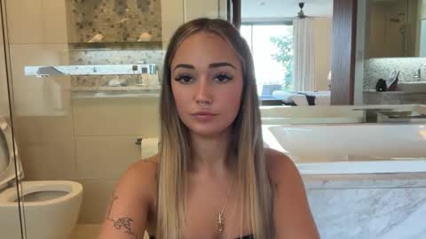 Snapshot of luvlivvyy chatting on 11.12.25 Livvyy online show from 11.12.25