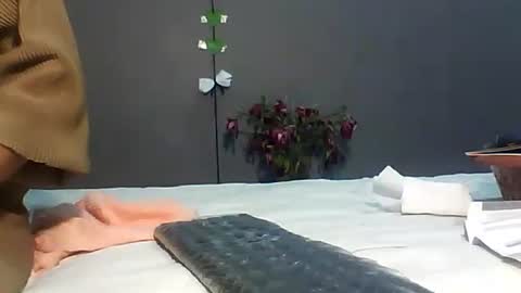 Bee Bee online show from 02.15.26