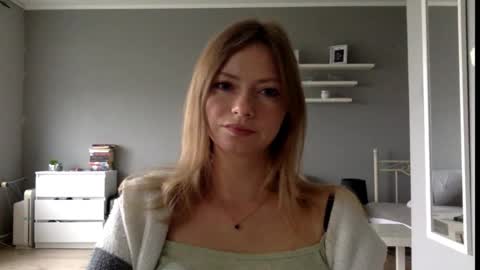 Snapshot of lux_millie chatting on 09.22.25 Millie online show from 09.22.25