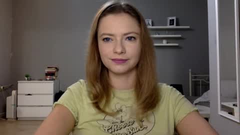 Snapshot of lux_millie chatting on 10.08.25 Millie online show from 10.08.25