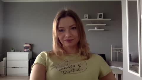 Snapshot of lux_millie chatting on 10.10.25 Millie online show from 10.10.25