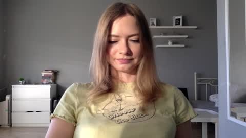 Snapshot of lux_millie chatting on 10.19.25 Millie online show from 10.19.25