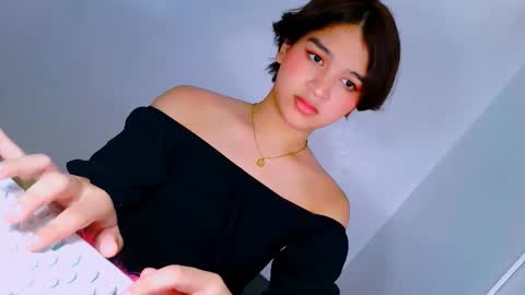 Snapshot of lux_white chatting on 12.03.25 queen lux online show from 12.03.25