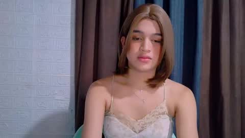 Snapshot of lux_white chatting on 12.21.25 queen lux online show from 12.21.25