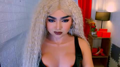 Snapshot of luxsasha chatting on 02.17.26 Sasha Blaire online show from 02.17.26