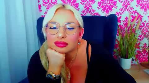 Luxuriaa online show from 01.09.25