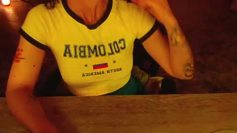 Snapshot of luxurydivine chatting on 06.18.26 Liss online show from 06.18.26