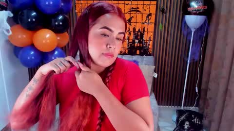 Snapshot of lyla_19_ chatting on 10.23.25 lyla_19_ online show from 10.23.25
