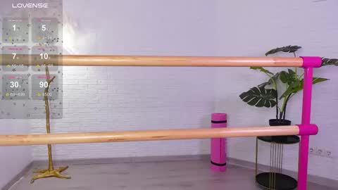 Snapshot of lyly_loveyou chatting on 10.01.25 Lyly online show from 10.01.25