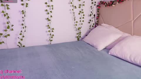 Snapshot of lyly_loveyou chatting on 10.03.25 Lyly online show from 10.03.25