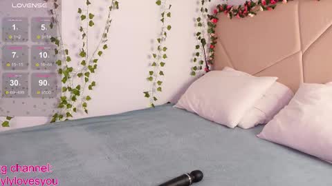 Snapshot of lyly_loveyou chatting on 10.07.25 Lyly online show from 10.07.25