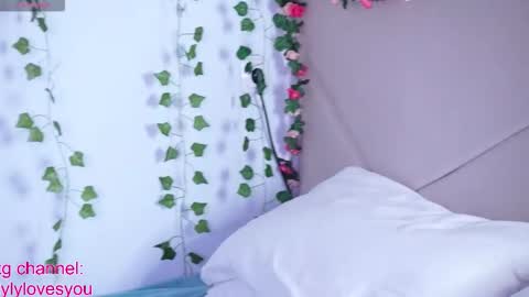 Snapshot of lyly_loveyou chatting on 10.11.25 Lyly online show from 10.11.25