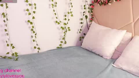 Snapshot of lyly_loveyou chatting on 10.13.25 Lyly online show from 10.13.25