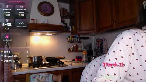 Snapshot of m00n8kiki chatting on 03.11.25 Ksu online show from 03.11.25