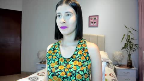 Snapshot of macarena_vallejo_ chatting on 12.18.24 Macarena online show from 12.18.24