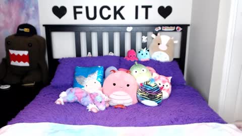 Mackenzie Wolfe online show from 10.10.25