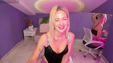 Snapshot of madammilly chatting on 10.09.25 Evelyn online show from 10.09.25