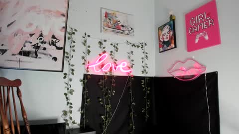 Snapshot of maddi_avalon chatting on 12.22.24 Maddi Avalon online show from 12.22.24