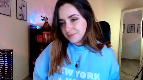 Snapshot of madelamee chatting on 12.01.25 madelamee online show from 12.01.25