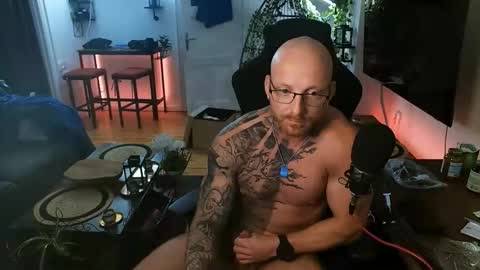 Snapshot of madhead95 chatting on 10.18.25 madhead95 online show from 10.18.25