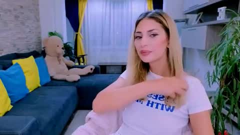 Snapshot of madyeroberts chatting on 09.23.25 Madye Roberts online show from 09.23.25