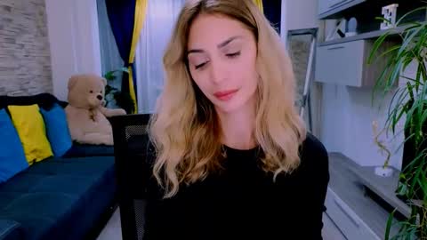 Snapshot of madyeroberts chatting on 10.13.25 Madye Roberts online show from 10.13.25