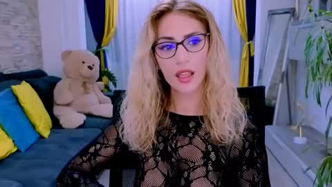 Snapshot of madyeroberts chatting on 10.23.25 Madye Roberts online show from 10.23.25