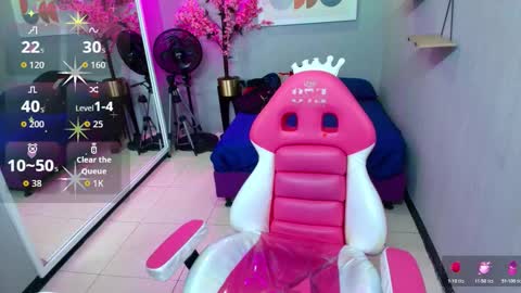 Snapshot of maggy_t18 chatting on 10.17.25 Maggy online show from 10.17.25