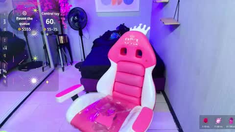 Snapshot of maggy_t18 chatting on 10.25.25 Maggy online show from 10.25.25