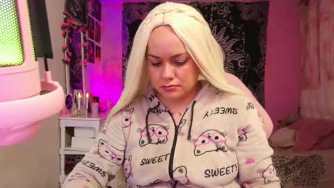 Snapshot of magic_clairewitch chatting on 01.11.25 Claire online show from 01.11.25