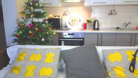 Snapshot of magical_mermaids chatting on 12.27.24 Alice online show from 12.27.24