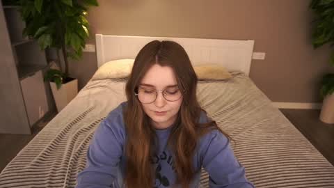 Snapshot of magicpeachhs chatting on 12.12.24 Emily online show from 12.12.24