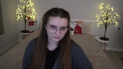 Snapshot of magicpeachhs chatting on 01.06.25 Emily online show from 01.06.25