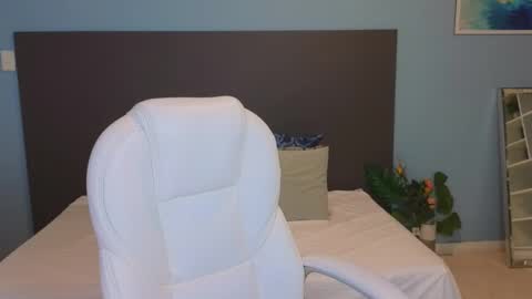 Maiaa Ruiz  online show from 02.04.25