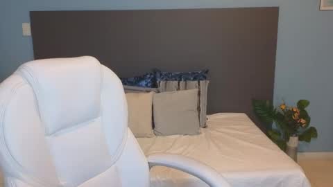 Maiaa Ruiz  online show from 02.25.25