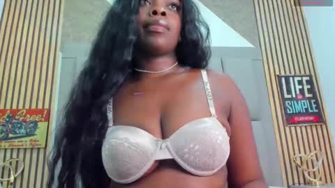 Snapshot of maiacharris chatting on 02.13.25 maiacharris online show from 02.13.25