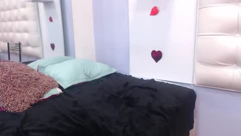 Snapshot of maiapark chatting on 03.12.25 Maia online show from 03.12.25