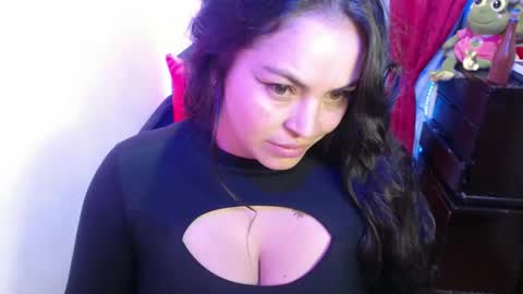 Snapshot of maitte_22 chatting on 02.03.25 Hello friends Im on another account    online show from 02.03.25
