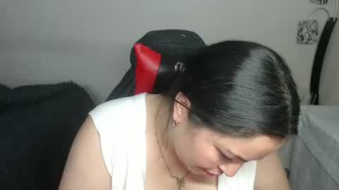 Snapshot of maitte_22 chatting on 10.28.25 Hello friends Im on another account    online show from 10.28.25