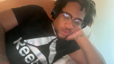 makemenutinmywifewhilewefuck online show from 04.25.26