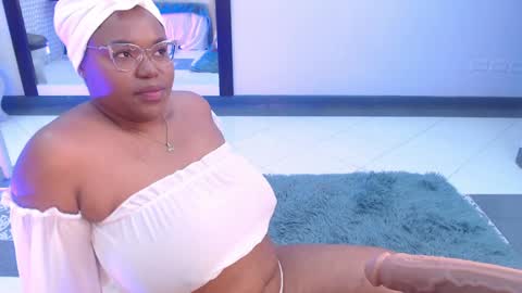 Snapshot of makena_gh chatting on 01.23.25 makena online show from 01.23.25