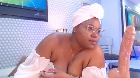 Snapshot of makena_gh chatting on 01.23.25 makena online show from 01.23.25
