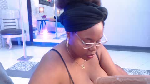 Snapshot of makena_gh chatting on 02.05.25 makena online show from 02.05.25