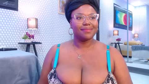 Snapshot of makena_gh chatting on 02.13.25 makena online show from 02.13.25