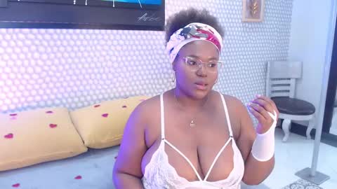 Snapshot of makena_gh chatting on 02.15.25 makena online show from 02.15.25