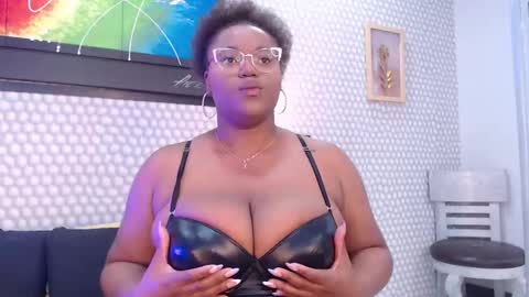 Snapshot of makena_gh chatting on 02.24.25 makena online show from 02.24.25