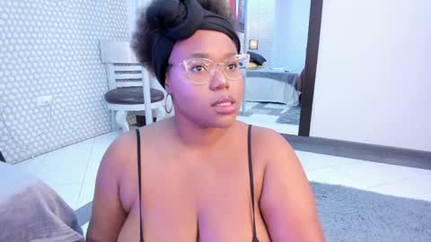 Snapshot of makena_gh chatting on 03.07.25 makena online show from 03.07.25