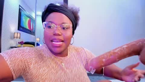 Snapshot of makena_gh chatting on 03.08.25 makena online show from 03.08.25