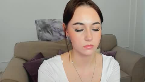 Snapshot of makeyouehappy chatting on 11.23.25 makeyouehappy online show from 11.23.25